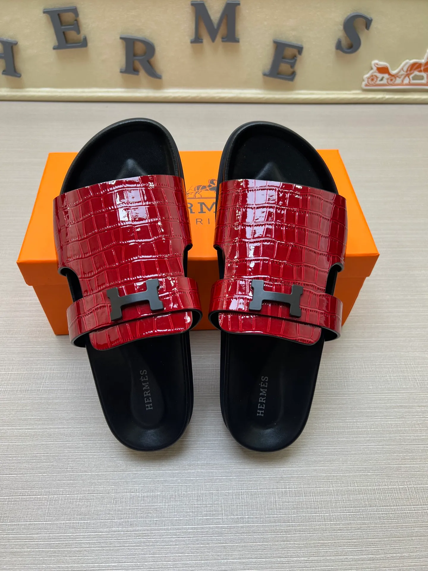 [H Family Hermès] P: 360💰 Size: 38-45 Hermes Men’s Kazimir Slippers - 2025 Summer New Hermès Same as the original version, with colored cowhide surface + rubber combined sole, handmade by master-level craftsmen! ❥High-end customization, exclusive products, the highest version in the industry.